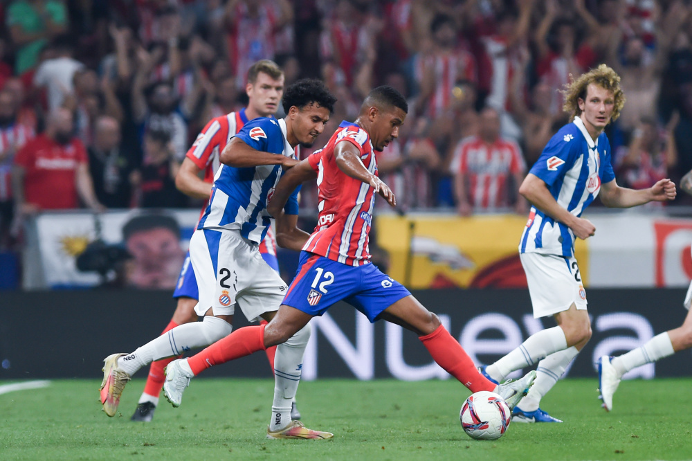 AC米兰1-0登顶意甲！38岁名将却抢走风头，带队12场不败紧追榜首