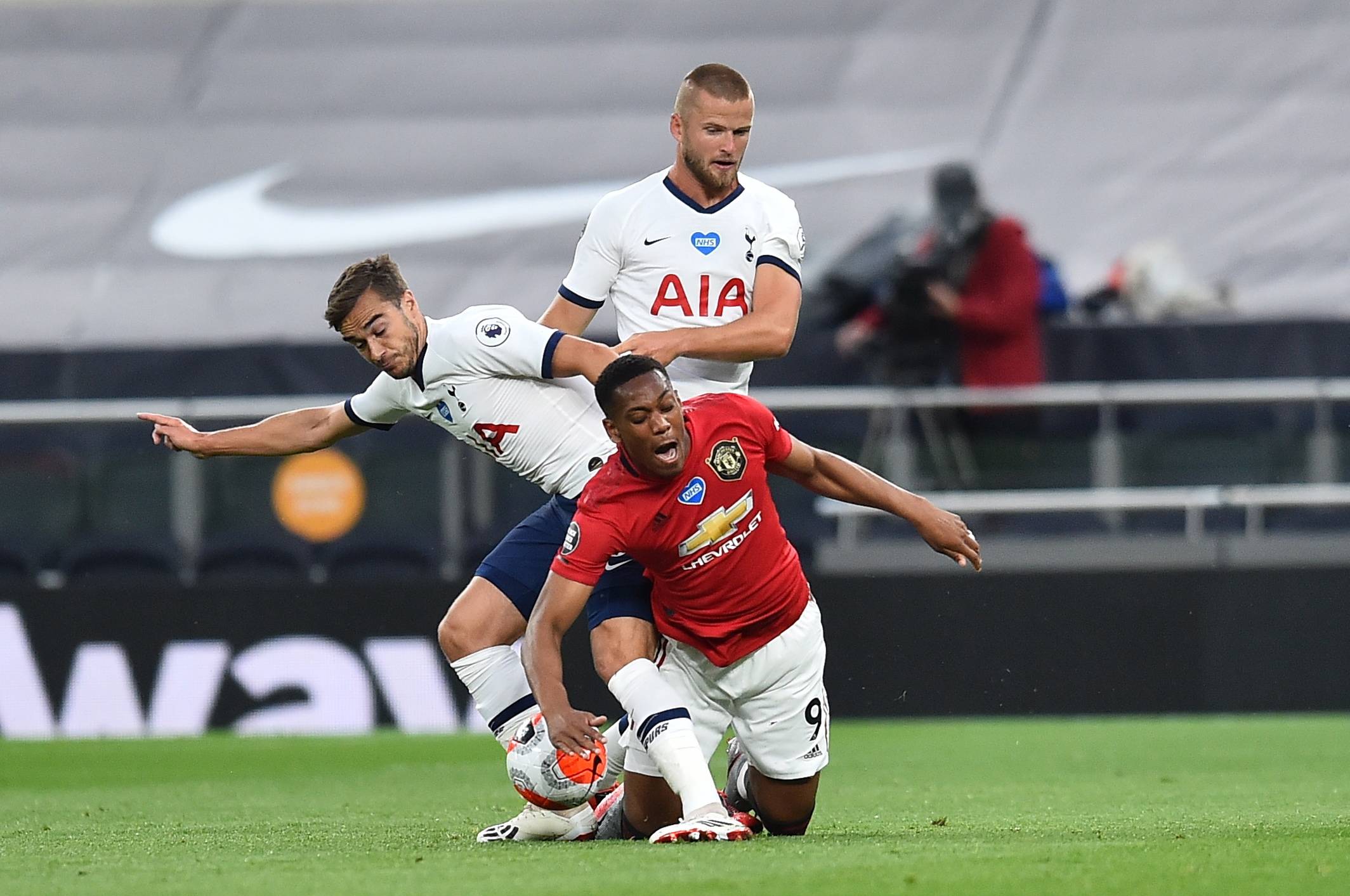 中超赛场争议判罚：VAR引发讨论,