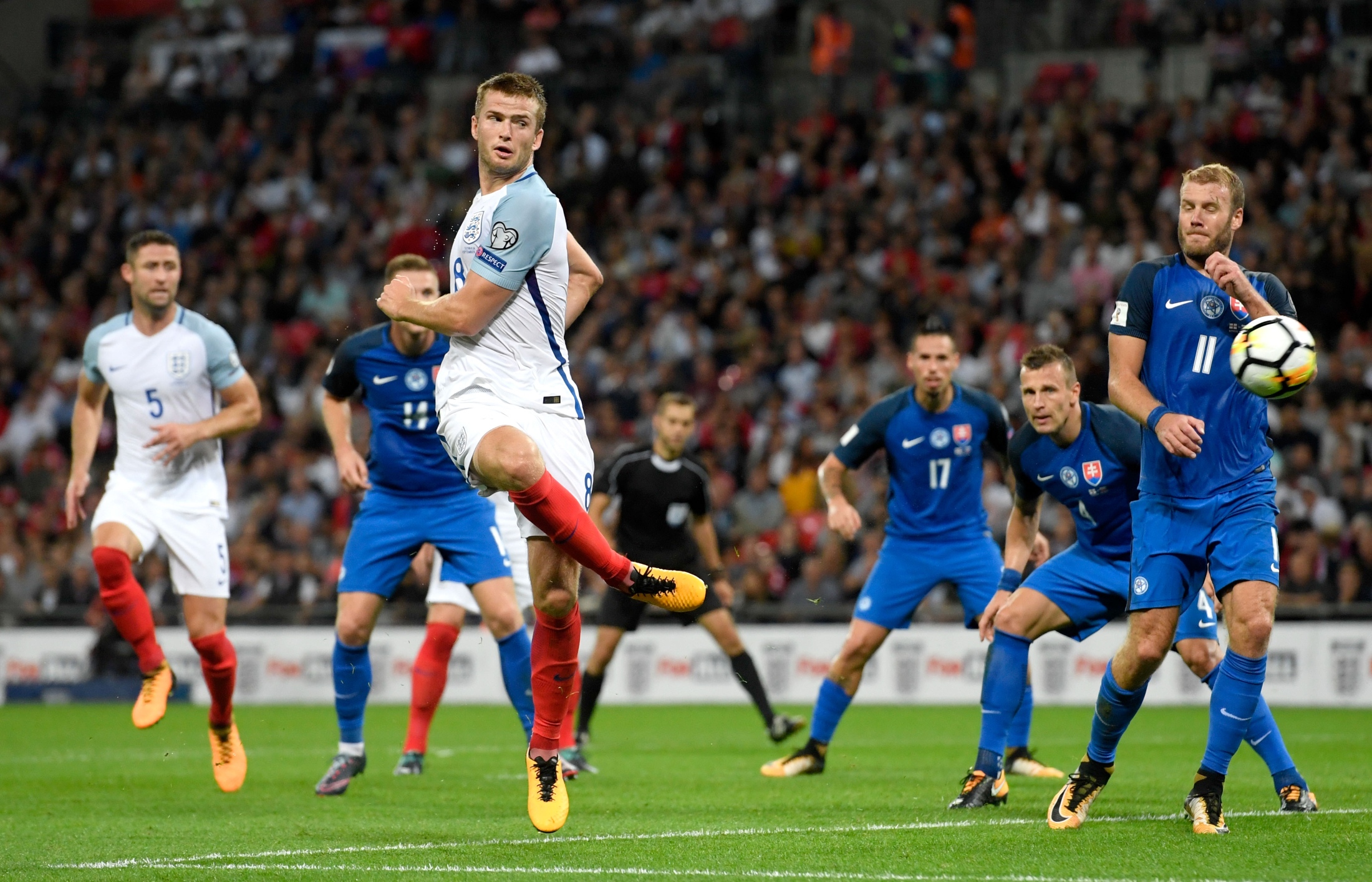 名宿：在我看来莱奥是边锋不是前锋；他配得上米兰10号球衣