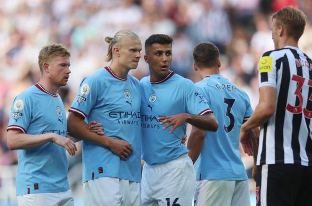 佐拉：当年有幸和马拉多纳一起练习任意球，让我能力明显提升