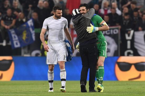 对猛龙跨季10连胜！布伦森35+6三分势不可挡 与场边球迷对喷太经典