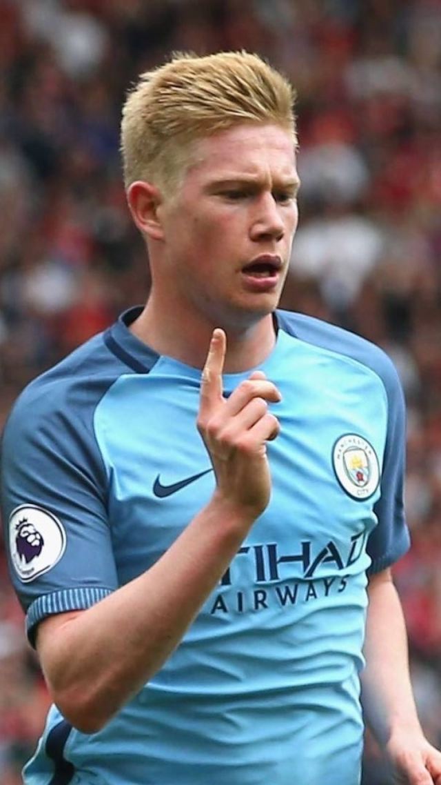 乔治娜晒在卡塔尔海边照片，蓝色紧身连衣裙尽显曼妙身姿