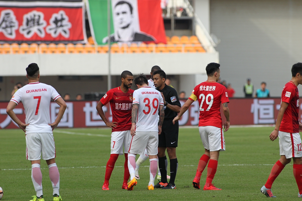 中国篮球笑话！CBA临开赛三天仍没转播商 难道只有现场观众看